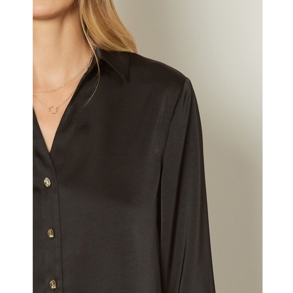 🦓🦓🦓Faux Ostrich Lined Button Down in Black🦓🦓🦓 - Picture 4 of 5